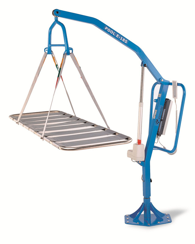 Grúas eléctricas para facilitar el acceso a la piscina